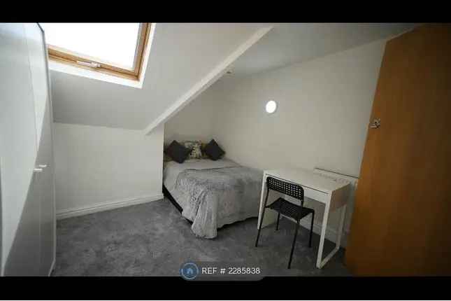 Flat to rent in Albany Road, Cardiff CF24