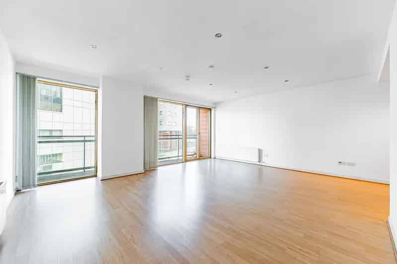 Glasgow Harbour Luxury 2-Bed Flat with Balcony and Parking