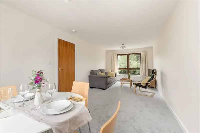 2 Bed Flat First Floor 1 Reception Room