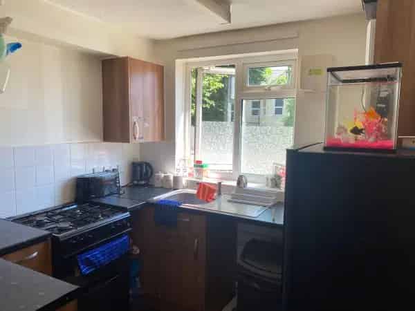 Ground Floor Flat Near Town Centre Train Station