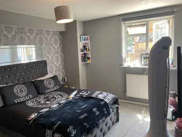 Flat For Rent in Borough of Spelthorne, England