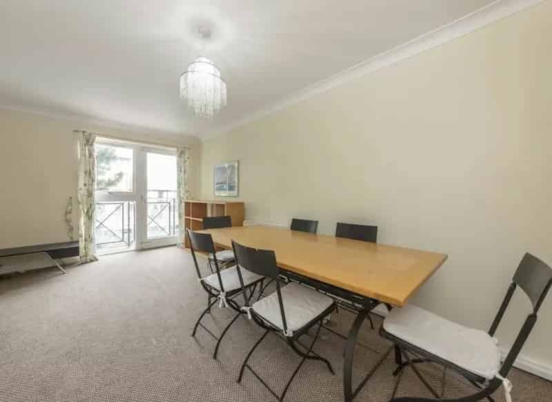 Two Bedroom Dockside Apartment Canary Wharf