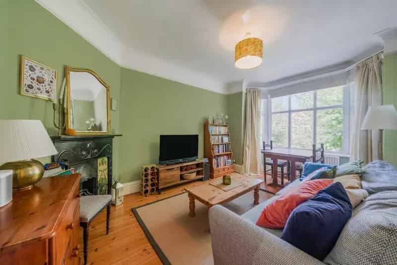 Two Double Bedroom Garden Flat near Wimbledon Raynes Park