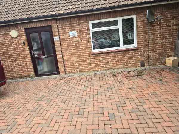 Bungalow For Rent in St Neots, England