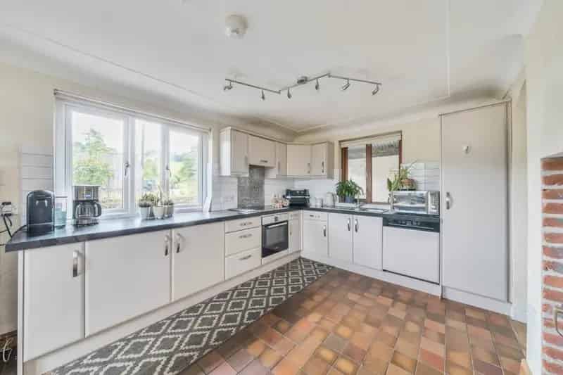 4 bedroom House
 To Let