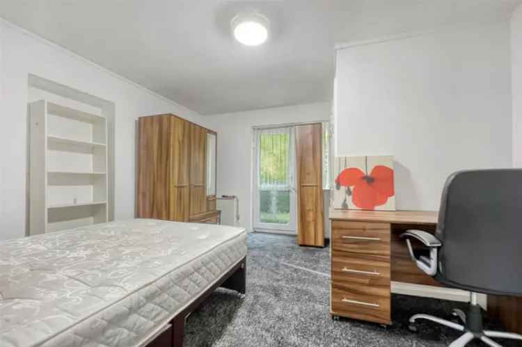 3 bedroom flat for sale