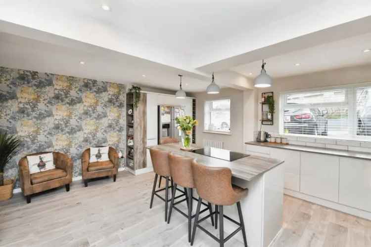 4 Bedroom Semi Detached House with Spacious Kitchen and Garden