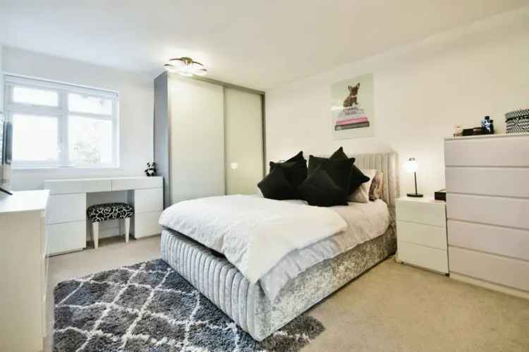 Flat For Sale in Buxton Road West, Disley, England