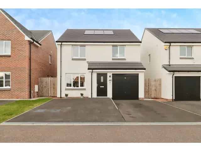 3 Bedroom Detached House for Sale in Duloch Park Dunfermline