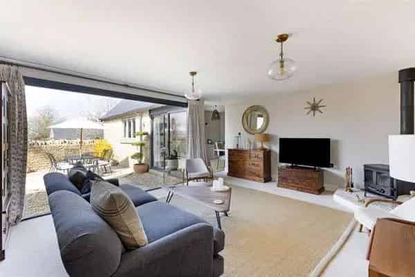 Wellow Contemporary Home: 3 Beds, 2 Baths, Open Plan Living