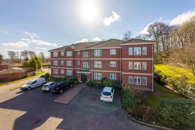 2 3 Bedroom Apartment for Sale in Mearnskirk