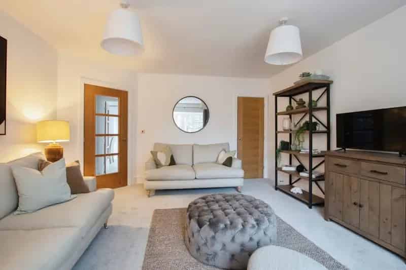 3 Bed Detached Home Near Green Space