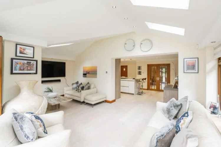 4 Bedroom Detached House For Sale in Worsley Village