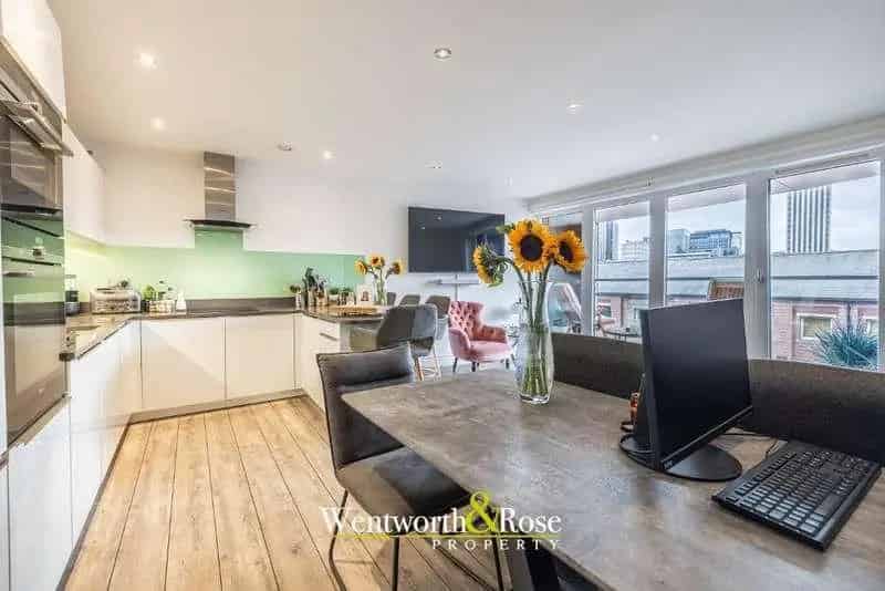 2 bed flat for sale