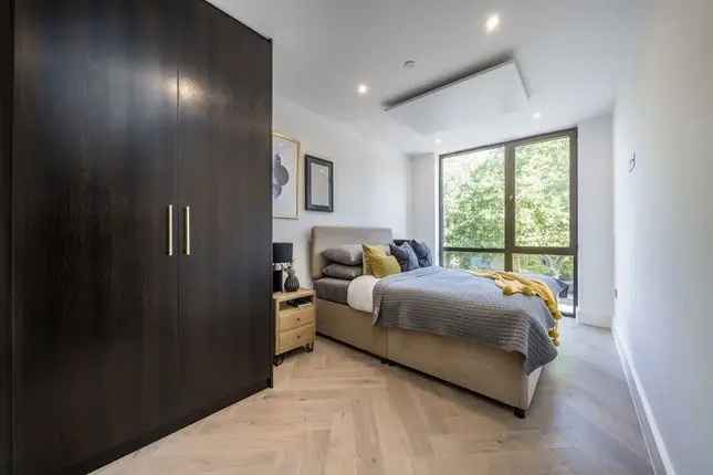 Flat for sale in East Hill, London SW18