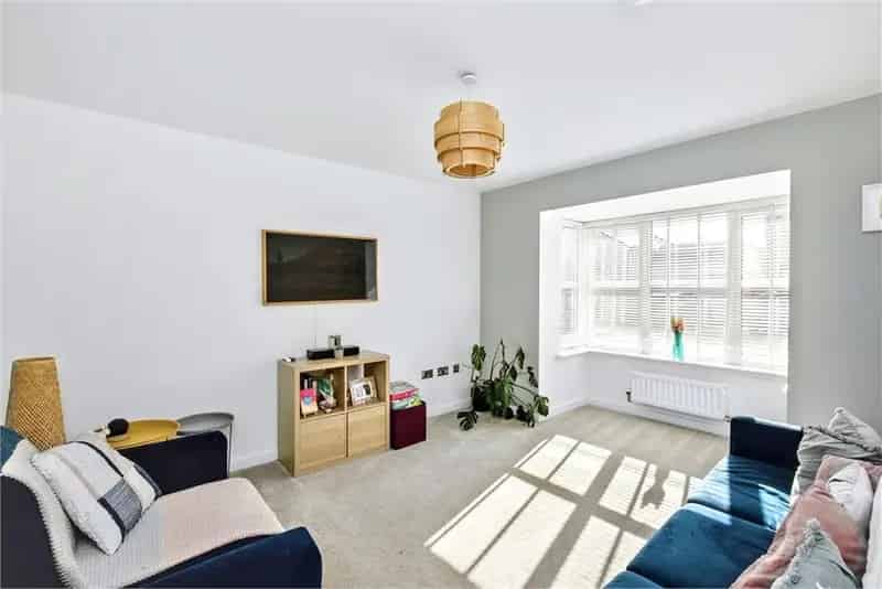 4 Bed Detached House with Garage and Garden Near Edinburgh Bypass