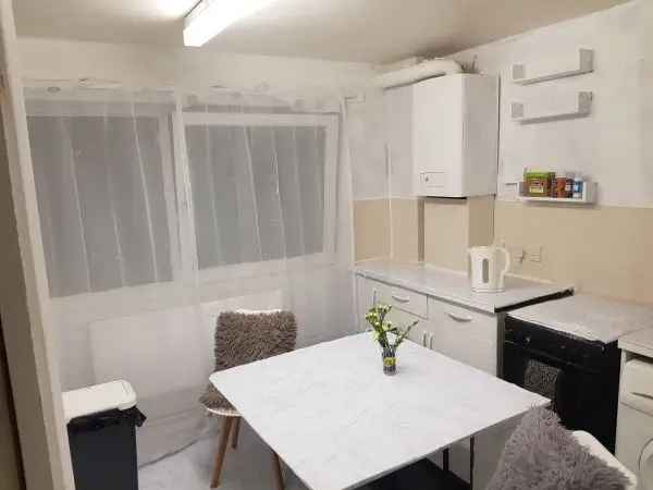 Flat For Rent in Adur, England