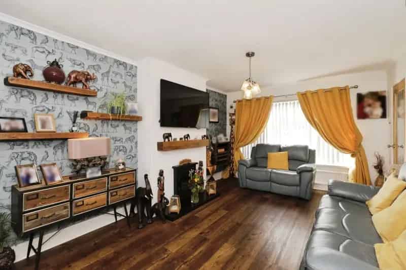3-Bed Dormer Bungalow Newly Renovated Modern Design Landscaped Garden Garage Driveway
