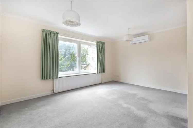4 Bedroom Townhouse London - Spacious Family Home with Garden and Garage