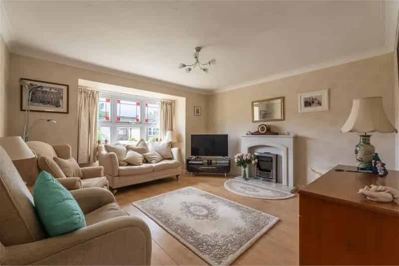 2 Bed Detached Bungalow with Conservatory and Garage