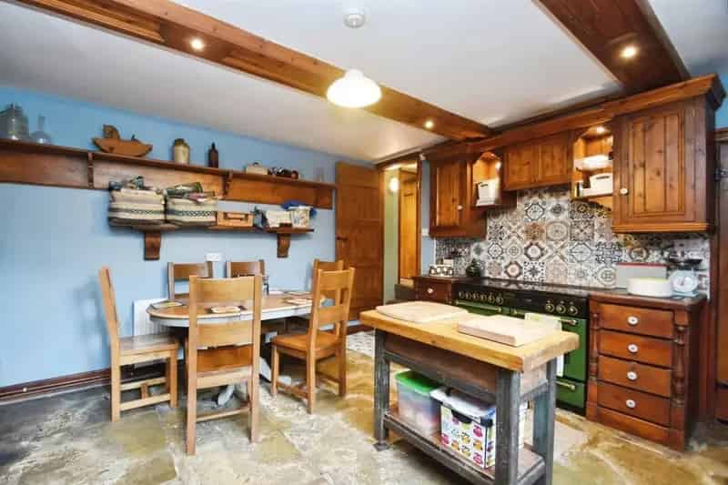 Spacious 4-Bedroom Bingley Terrace - Family Home