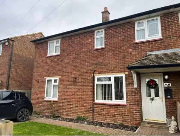 3 Bedroom House Large Garden Summerhouse Near Schools Amenities