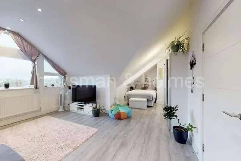Studio Flat for Sale - Top Floor, Modern Conversion