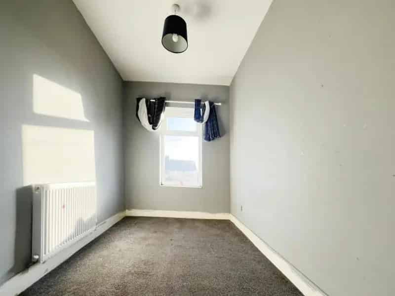 3 Bed Mid Terrace House For Sale - No Chain