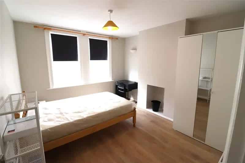 2 Bedroom Maisonette for Students - Fully Furnished