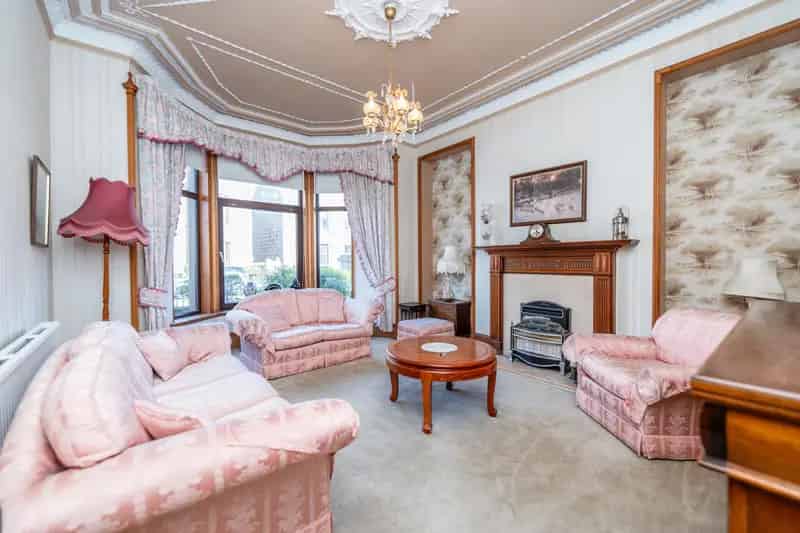 5 Bedroom Semi-Detached House with Original Features