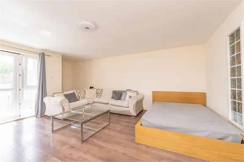2 Bed Flat Fourth Floor 1 Reception Room Modern Amenities