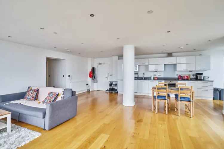 Luxury 2-Bed Penthouse Apartment in Stratford Halo E15 with Skyline Views