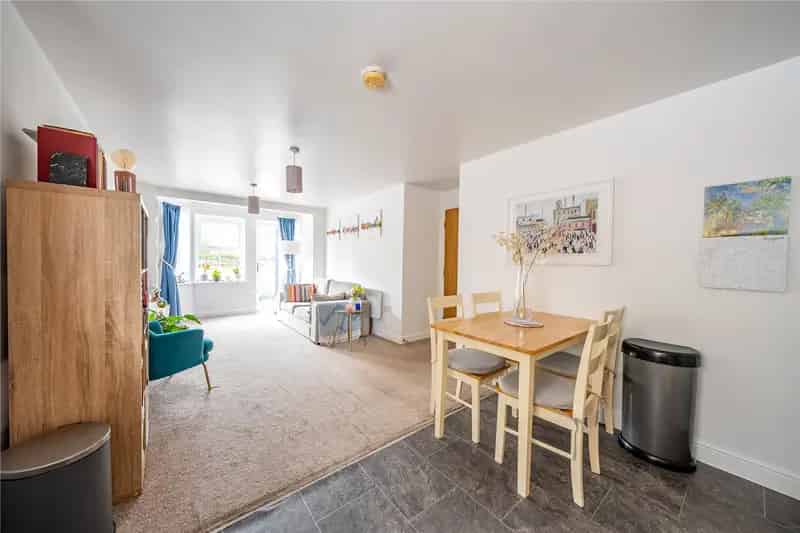Spacious 2 Bed Ground Floor Apartment in Horsforth with Garden
