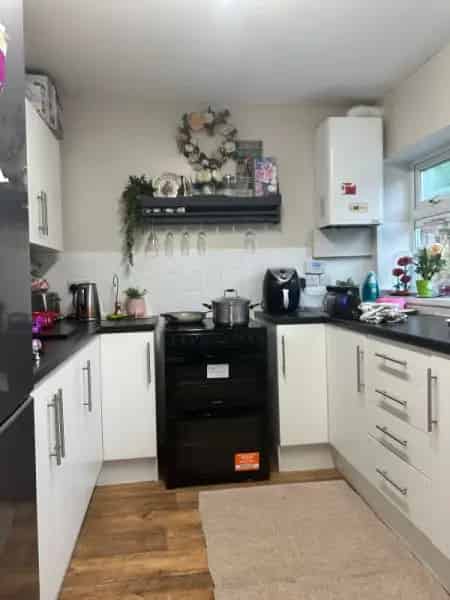3 Bedroom Semi-Detached House Near Schools and Shops