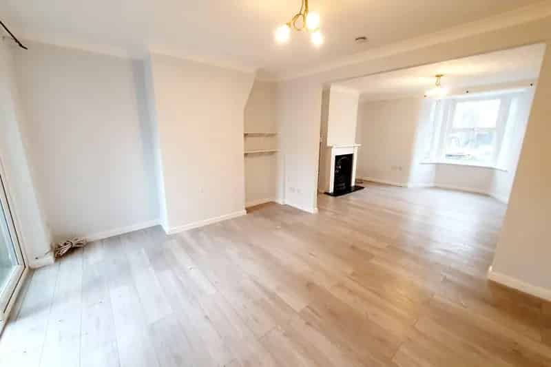 Four Double Bedroom House Near Town Centre - Zero Deposit Available