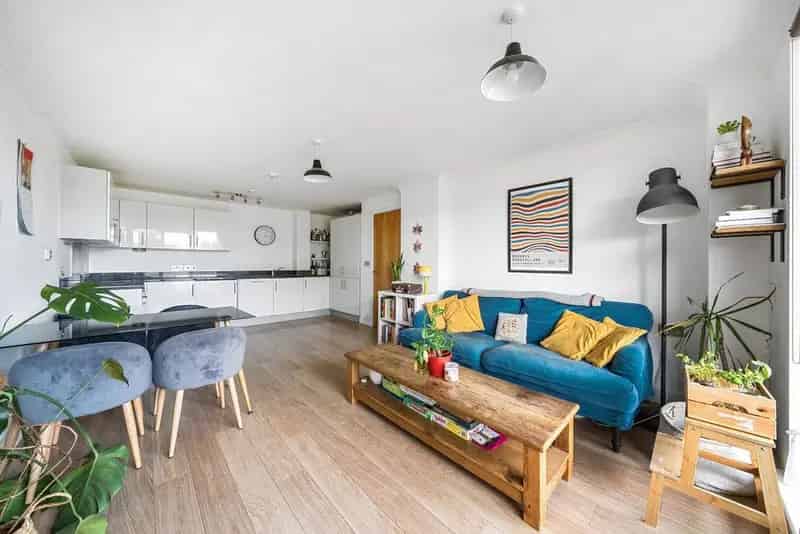 Modern 2-Bedroom Apartment with Balcony and Slade Gardens Views