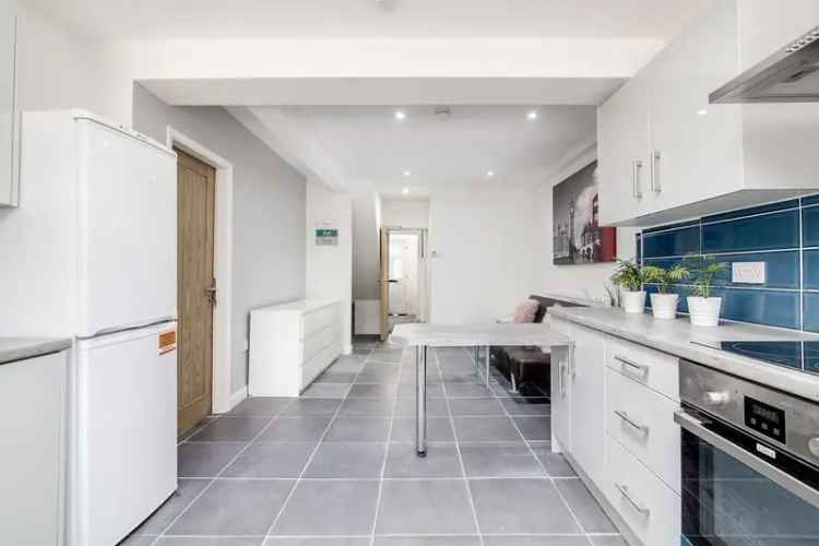 1 Bedroom Detached House City Centre Room Available
