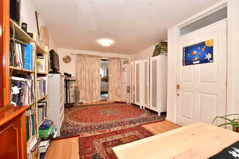5 Bedroom End of Terrace House for Sale
