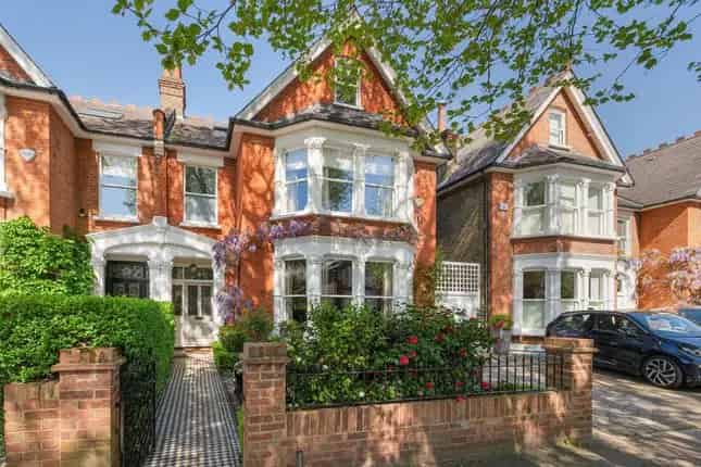 Semi Detached House for Sale in Chiswick W4