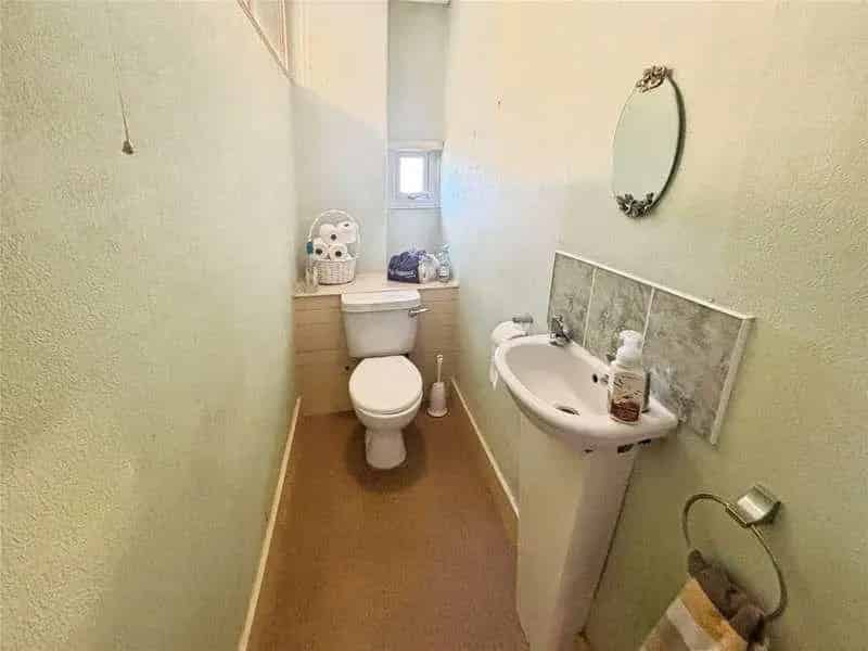2 Bed House for Sale Needs Modernization