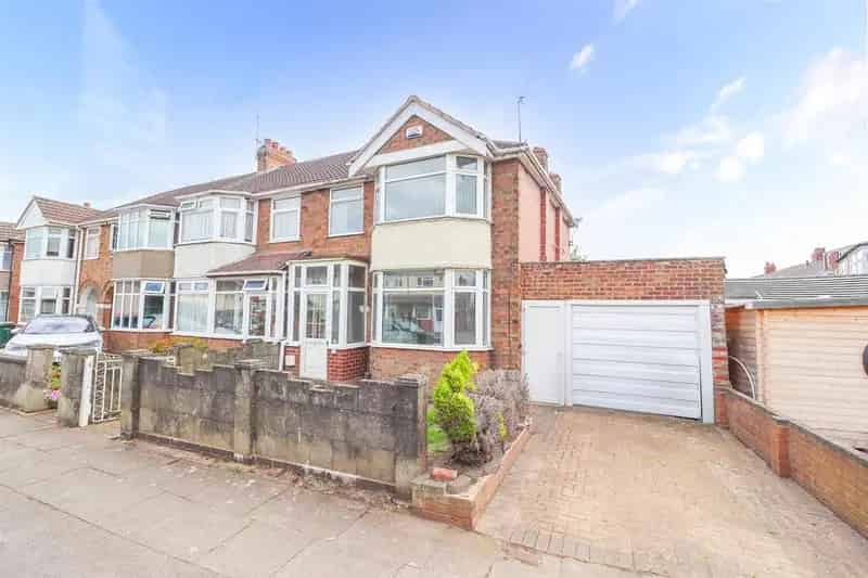 3 Bedroom End Terrace House For Sale - Modernisation Opportunity