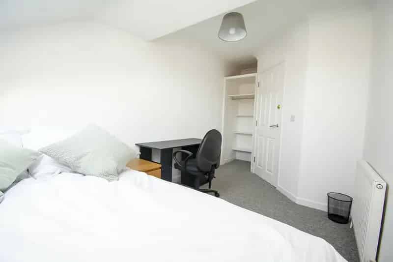6 Bedroom Semi Detached Student House