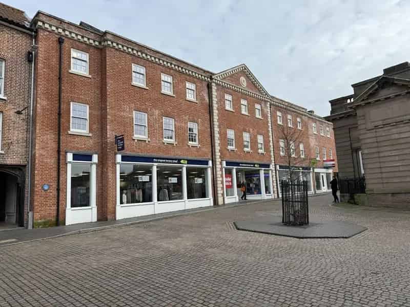 Modern Retail Unit Prime Town Centre Location