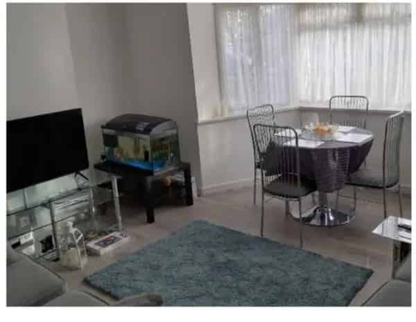 2 Double Bed Ground Floor Flat Near Shops and Schools