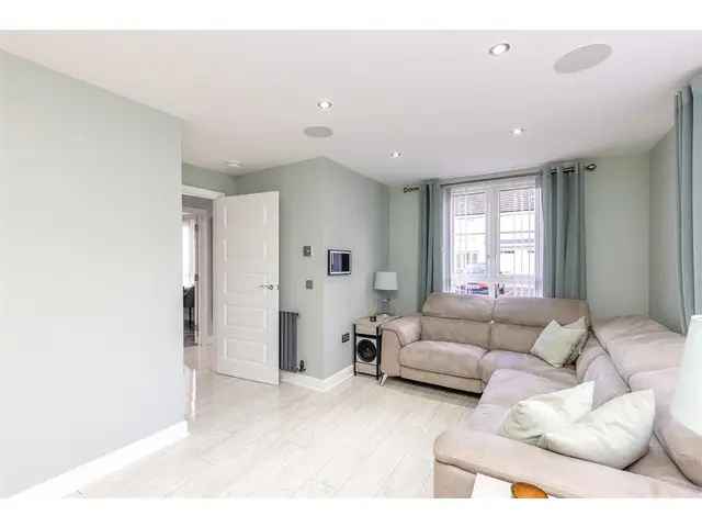 3 Bedroom Terraced House for Sale in Livingston Village