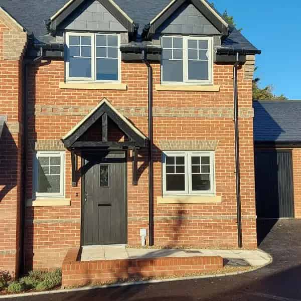 2 Bed Semi-Detached House with Garage and Driveway