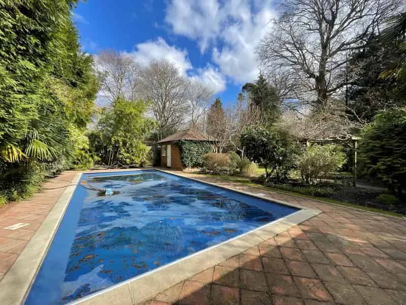 5 Bedroom Detached House Kingswood
