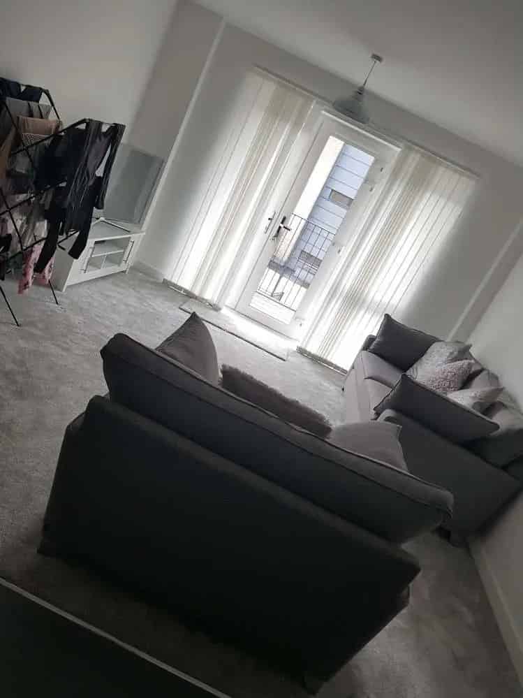 Spacious Flat with Wooden Blinds, Secure Parking & Excellent Transport Links