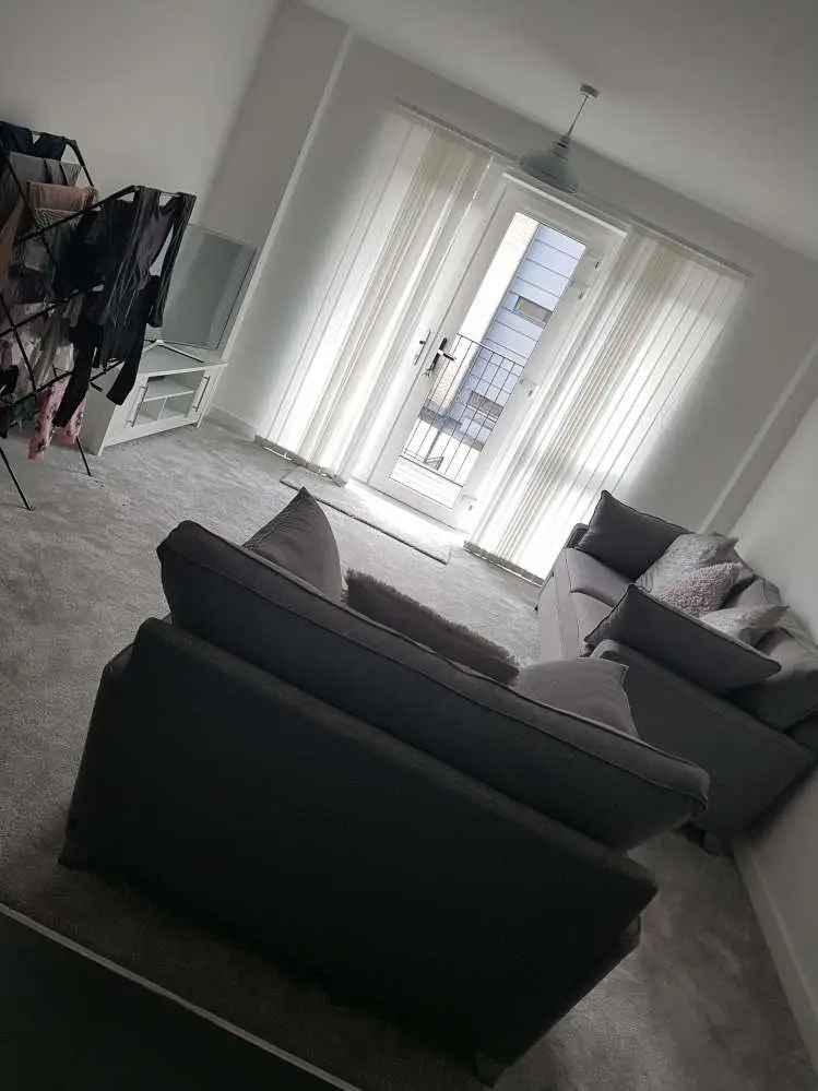 Spacious Flat with Wooden Blinds, Secure Parking & Excellent Transport Links