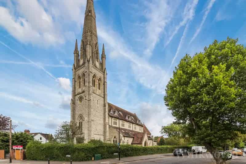 2 Bedroom Flat London - Modern Spacious Apartment with Parking